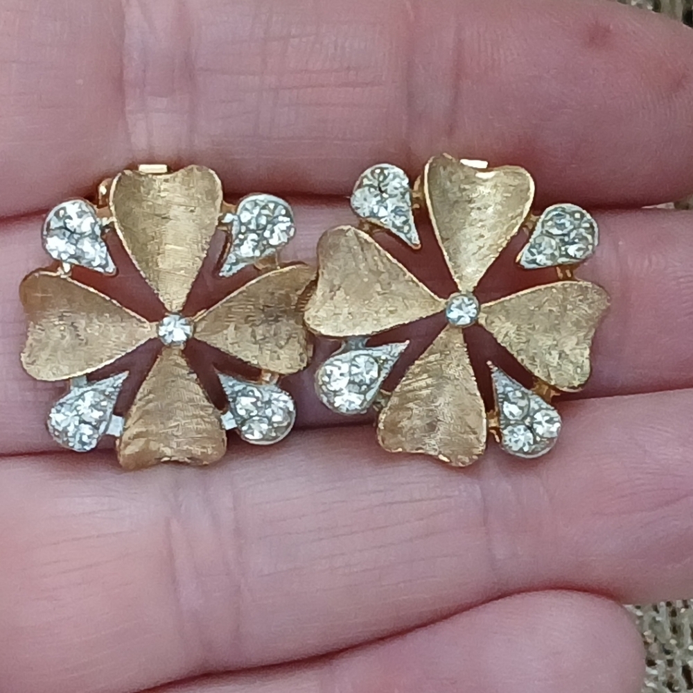 Vtg Signed Schrager Brushed Goldtone & Rhinestone Clover Floral Clip On Earrings
